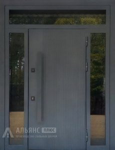 Элегантная входная дверь со стеклом / фрамугой из металла №8 внешняя - фото